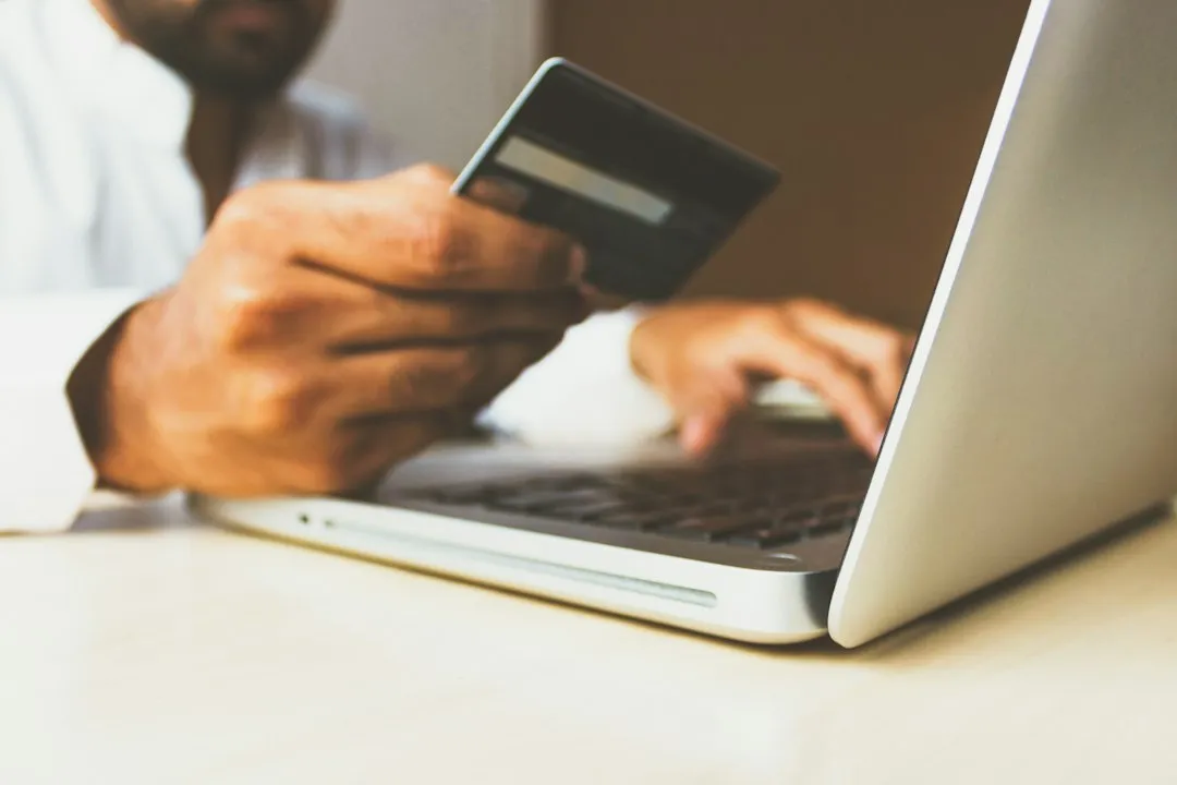 How to Use a Credit Card Day to Day: Smart Habits That Protect Your Wallet