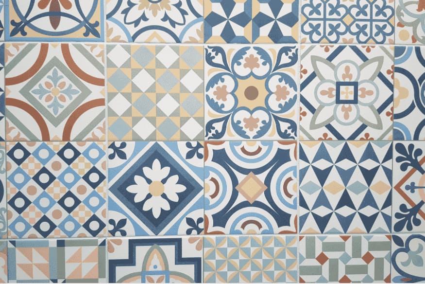 Padrões de azulejo hidráulico em mosaico azul, bege e terracota.