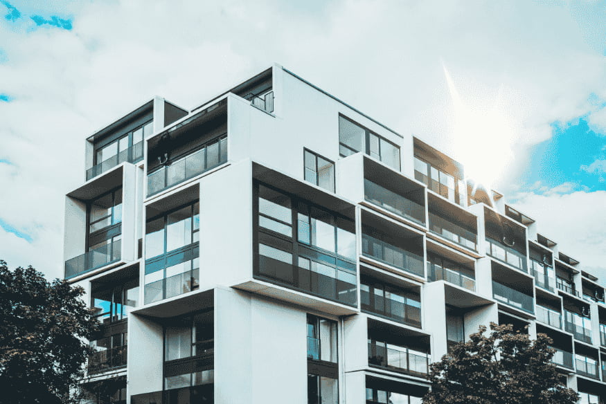 prédio residencial moderno com arquitetura modular e grandes varandas envidraçadas