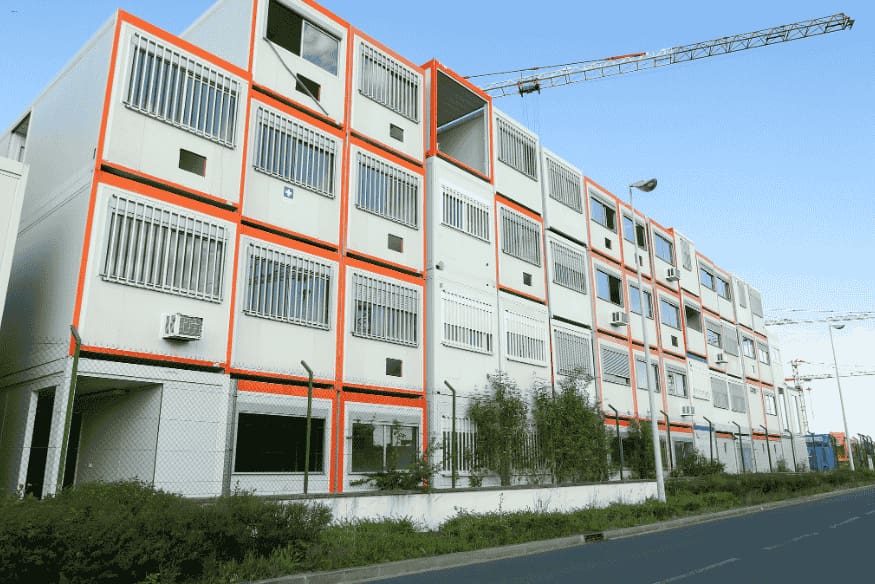 edifício modular com unidades pré-fabricadas empilhadas tipo contêiner