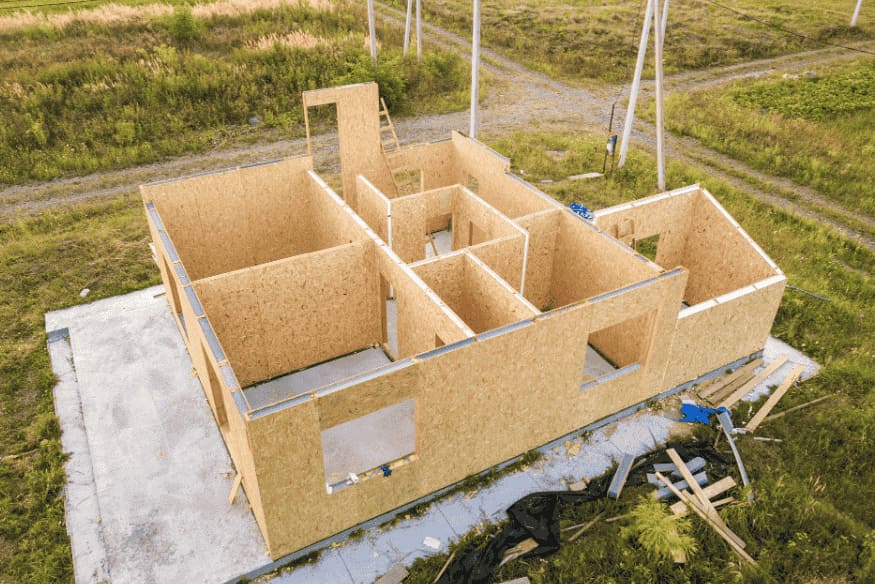 construção de casa modular com paredes de madeira OSB sobre fundação de concreto