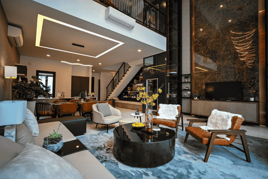 Sala de estar moderna integrada à sala de jantar com mezanino e iluminação embutida.
