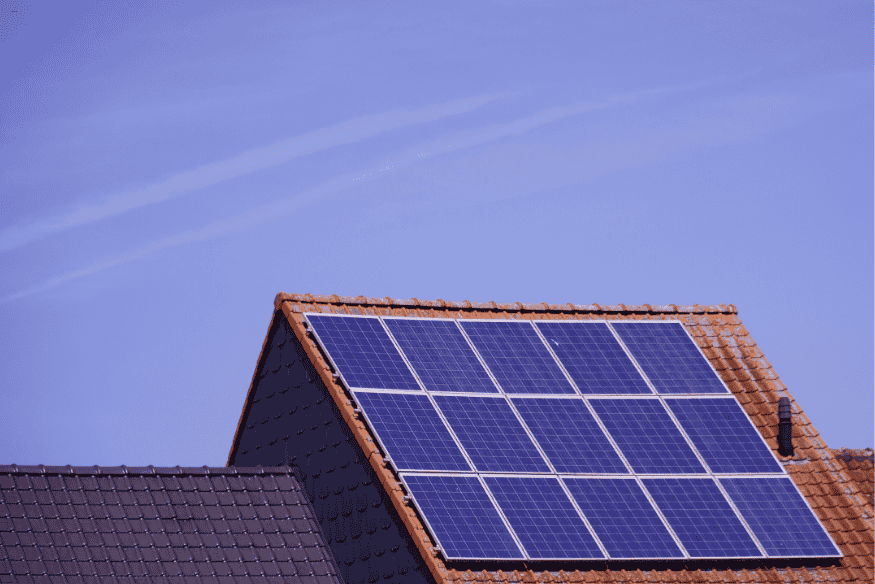 ainéis solares instalados no telhado de uma casa para geração de energia limpa.