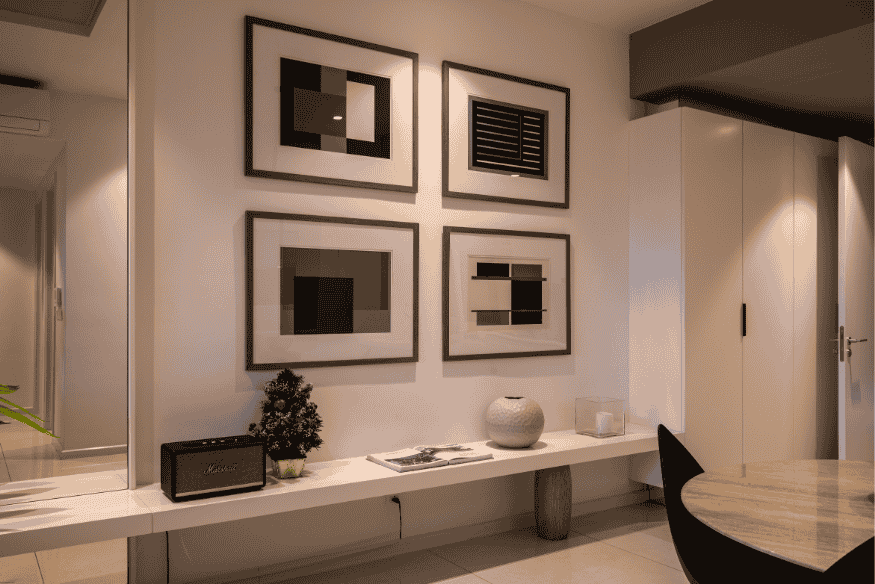 Composição de quatro quadros minimalistas em tons neutros na parede de sala de estar contemporânea