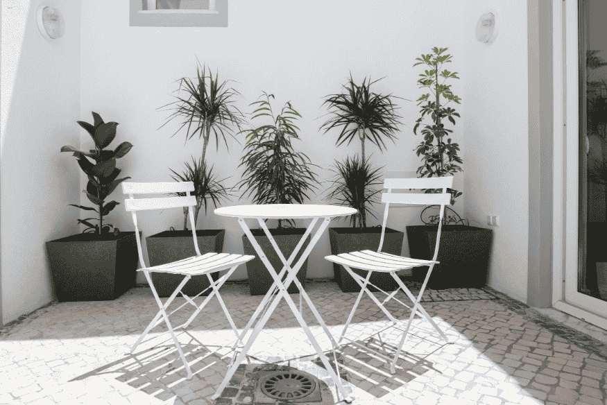 Jardim com plantas que auxiliam no sombreamento e melhoram a sensação térmica.