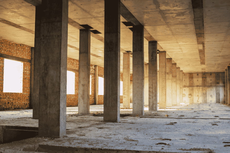 Estrutura de concreto com pilares e laje em construção.