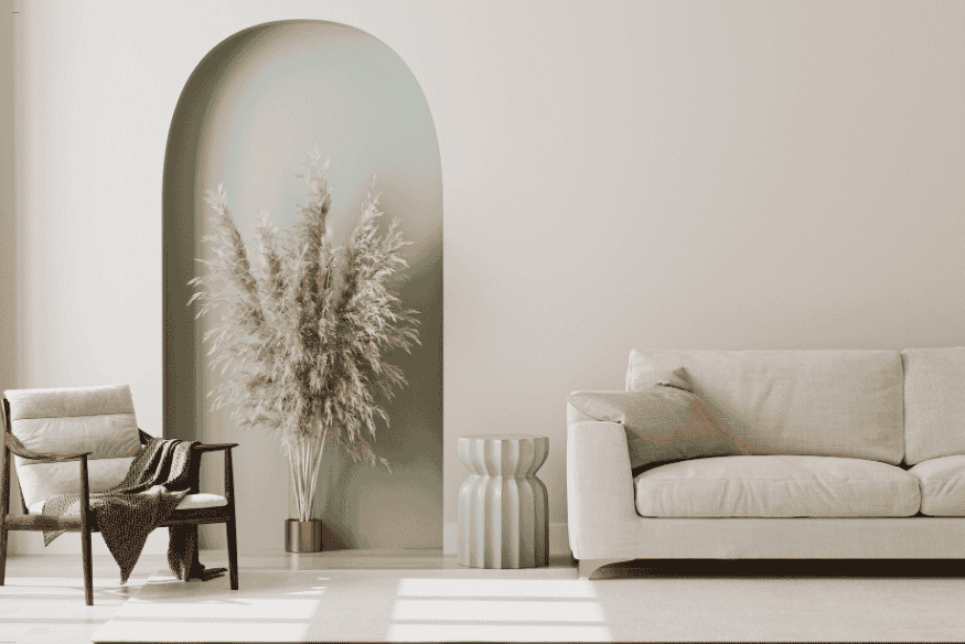 Sala minimalista com sofá e parede beges, cor tendência para 2025.