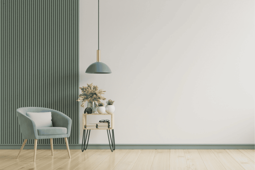 Sala minimalista com poltrona azul-claro, mesa lateral e luminária pendente.
