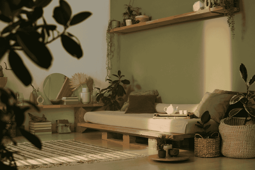 Sala decorada com móveis de pallets, plantas e objetos sustentáveis em estilo natural.