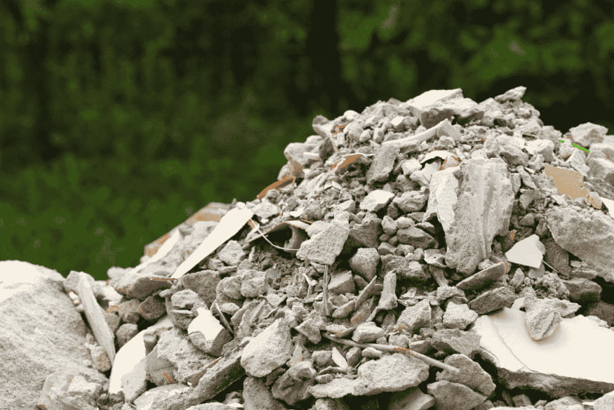 Montanha de entulho com restos de concreto e materiais de construção descartados.