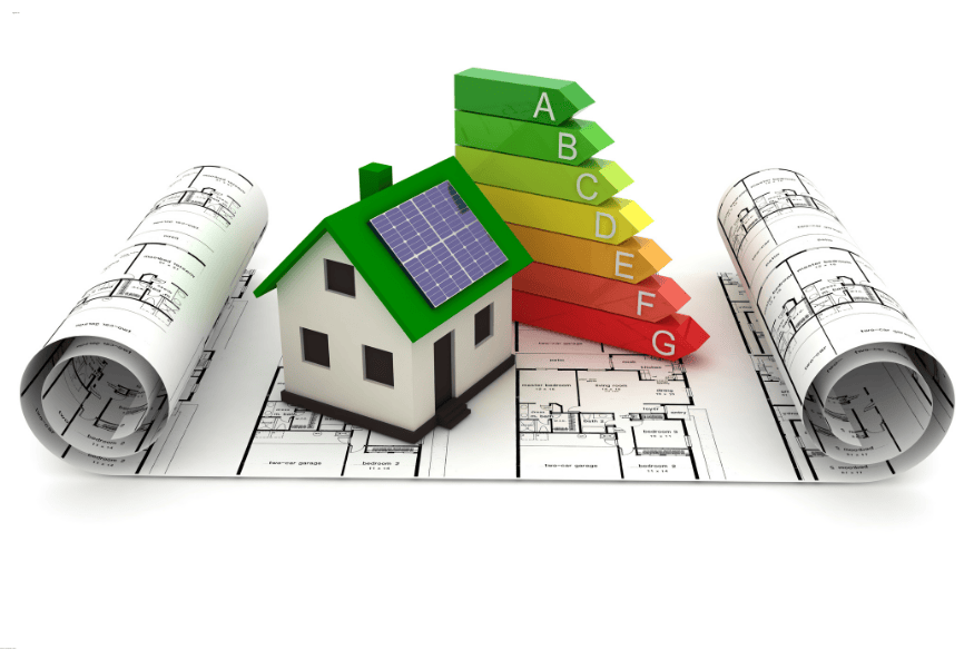 Maquete de uma casa com painel solar no telhado ao lado de gráfico de classificação de eficiência energética.