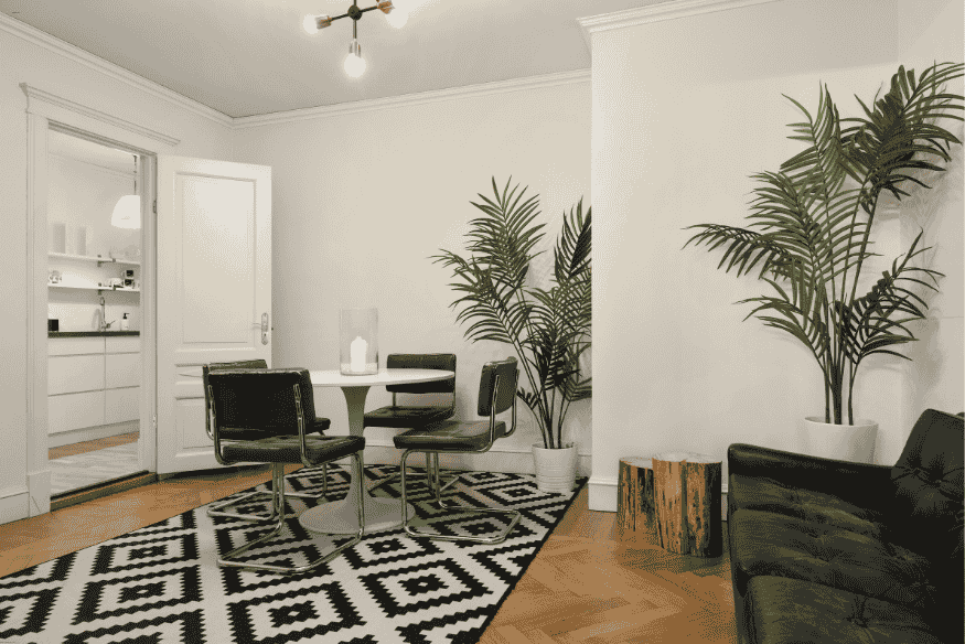 Sala de estar com sofá e tapete no tamanho ideal, harmonizando com os móveis e o espaço.