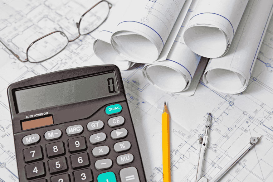Planilha e calculadora usadas para definir o orçamento de um projeto arquitetônico.