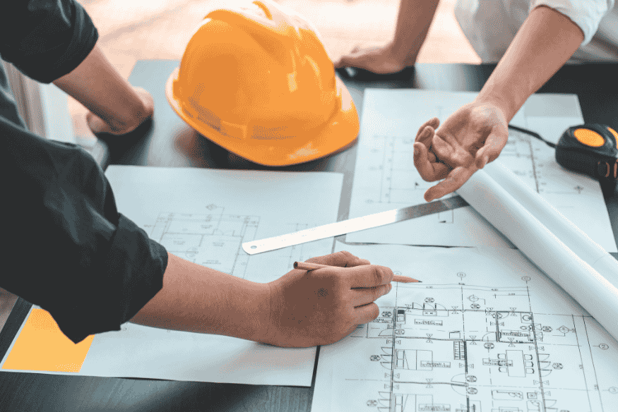 Arquiteto e cliente discutindo ideias e preferências para o projeto arquitetônico.