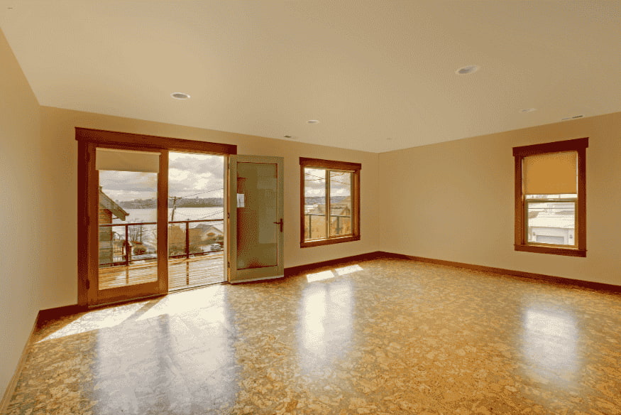Sala ampla iluminada com piso sustentável de cortiça.