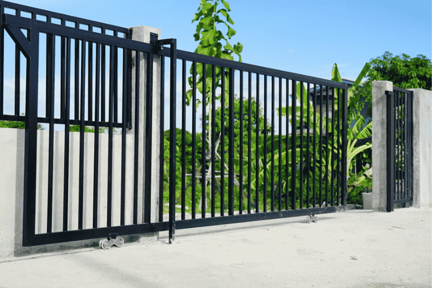 Portão moderno de ferro preto com design minimalista e estrutura resistente.