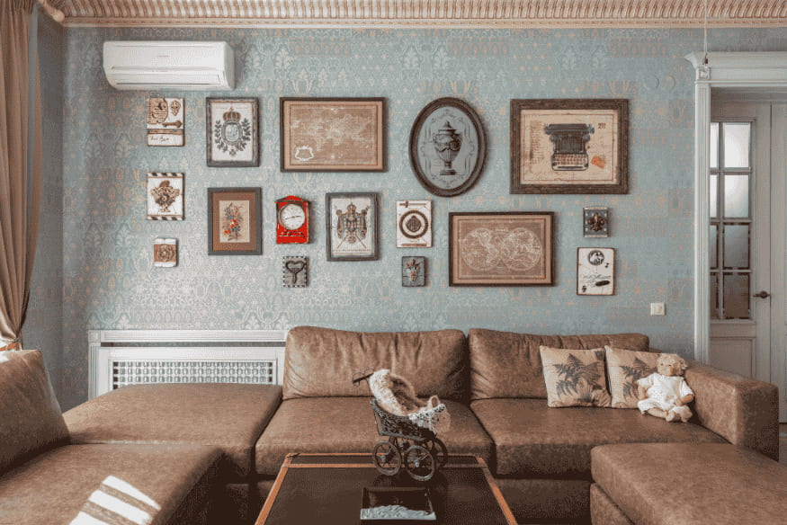 Parede de quadros com molduras clássicas em sala de estar decorada