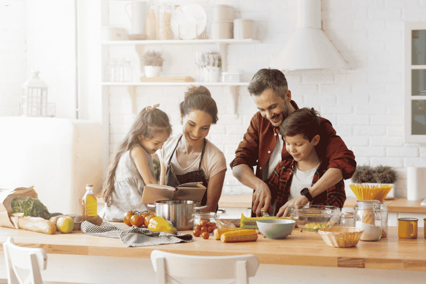 Cozinha funcional com espaço amplo, permitindo que várias pessoas cozinhem juntas de forma confortável.