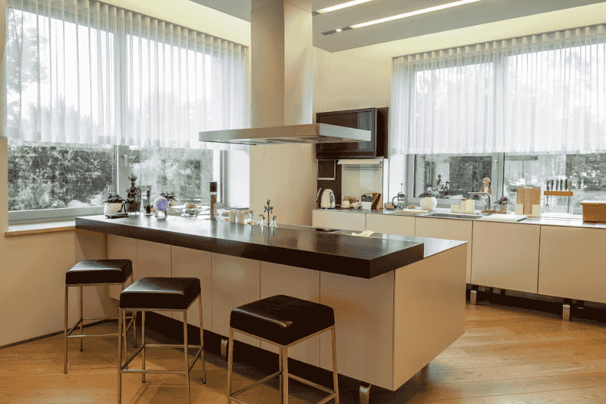 Cozinha funcional moderna com acabamento em tons escuros e organização inteligente.
