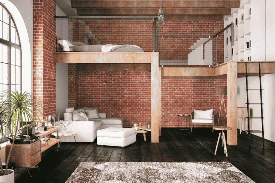 Sala com mezanino de madeira e tijolos aparentes, aproveitando espaço vertical em terreno pequeno.