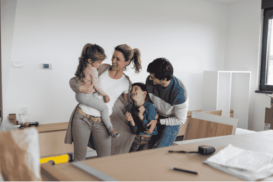 Família feliz em meio a reforma dentro de casa.
