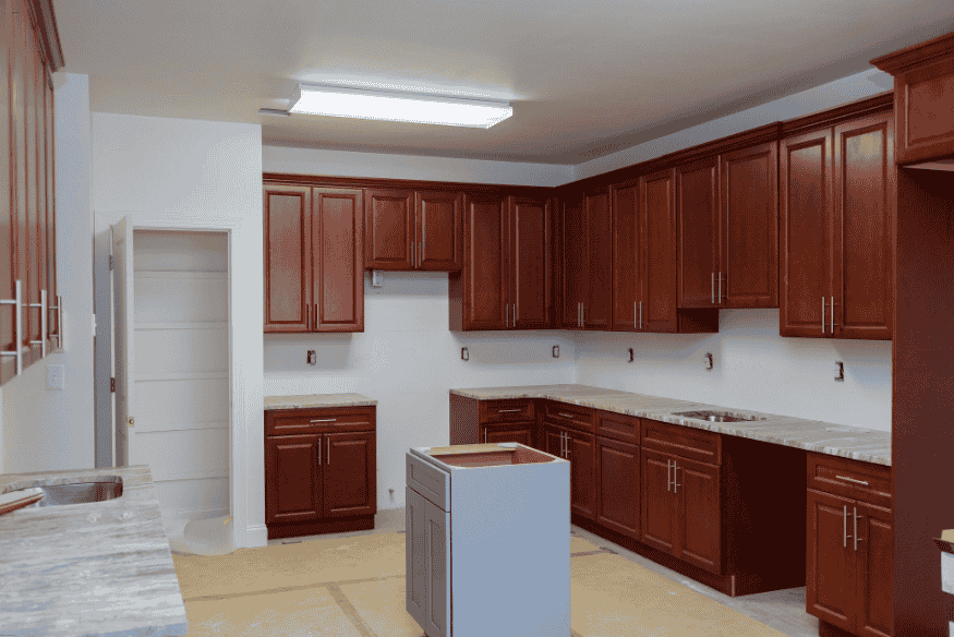 Instalação de armários modulares em cozinha moderna