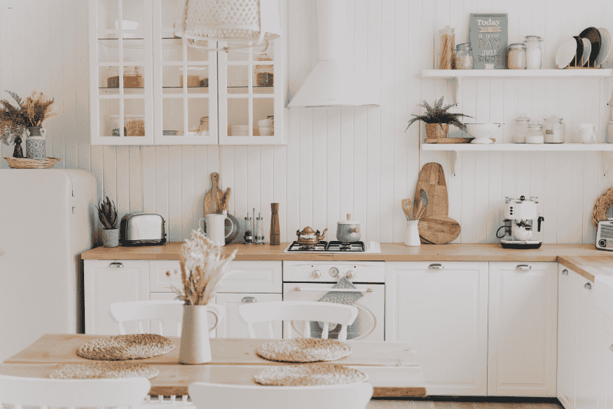 Cozinha clara com armários e decoração minimalista