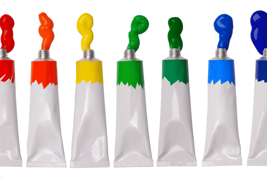 Tubos de tinta colorida alinhados com diferentes cores saindo