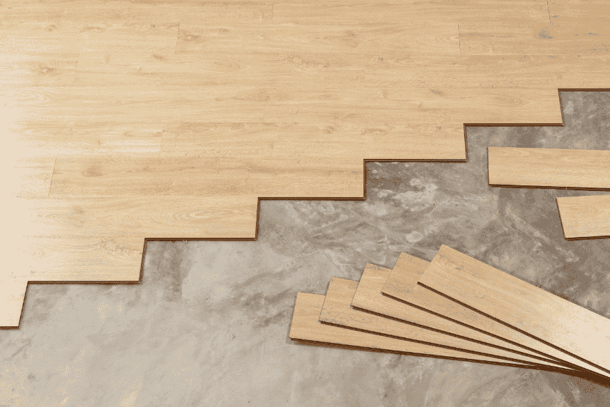 Piso laminado em tom de madeira clara, com acabamento liso e instalação prática.