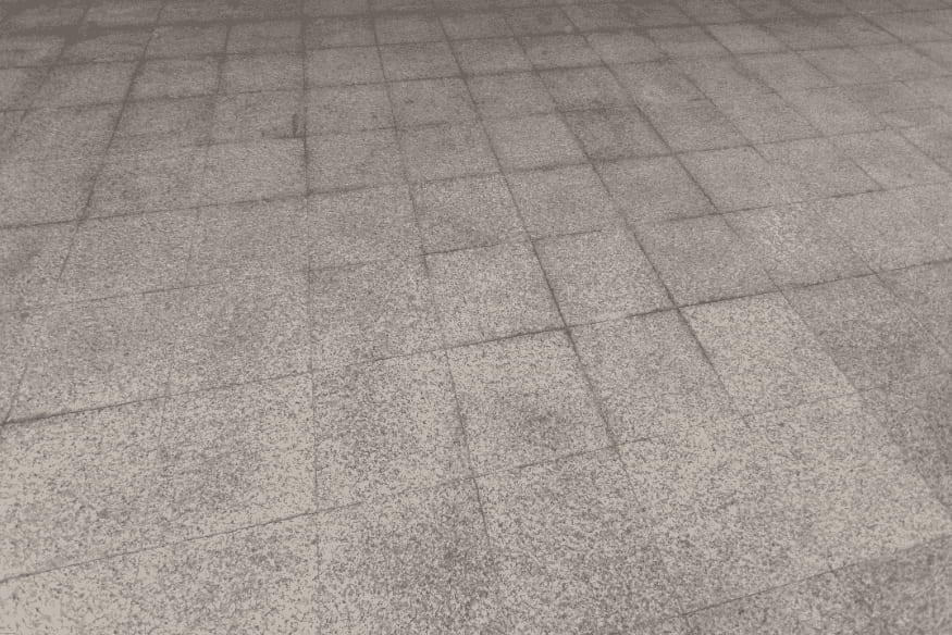 Piso de granito polido em tom claro, com acabamento brilhante e alta resistência para áreas internas.