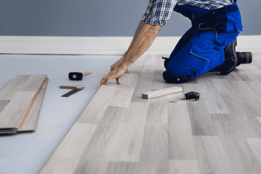 Piso vinílico amadeirado com textura realista, resistente à umidade e de fácil limpeza.